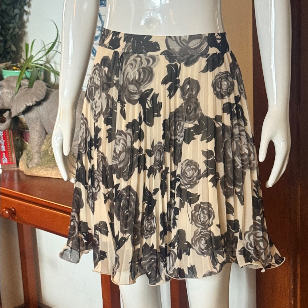 Chic by JACOB size XS,Pleated Floral A-Line Skirt in Cream and Black double line